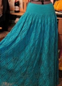 Falda azul marino a crochet y ganchillo